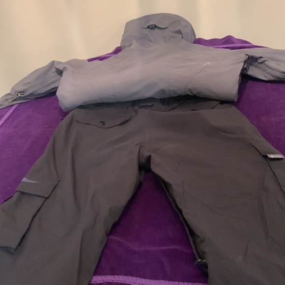 Women’s Burton ski set pants and jacket size small - Picture 3 of 3